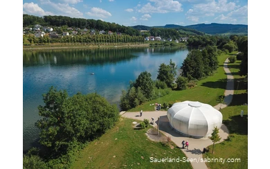 Blick auf den Sorpe-Diamanten und den Airlebnisweg am Seeufer