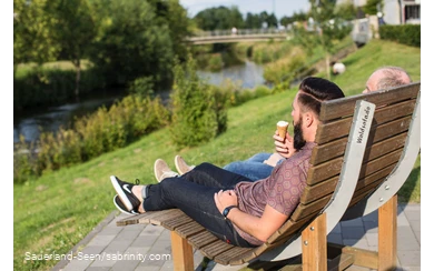 Relaxen und Eisessen auf dem Waldsofa