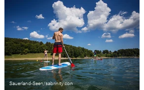 Eine Gruppe junger Leute macht Stand-Up-Paddling auf dem Hennesee.