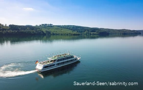 Das weiße Personenschiff kreuzt auf dem Sorpesee