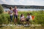 Freunde trinken zusammen ein Bier auf der Liegewiese