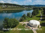 Blick auf den Sorpe-Diamanten und den Airlebnisweg am Seeufer