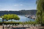 Blick auf den See mit Segelbooten von der Promenade aus