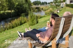 Relaxen und Eisessen auf dem Waldsofa